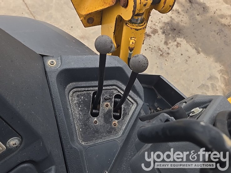 2018-deere-310l-image-97