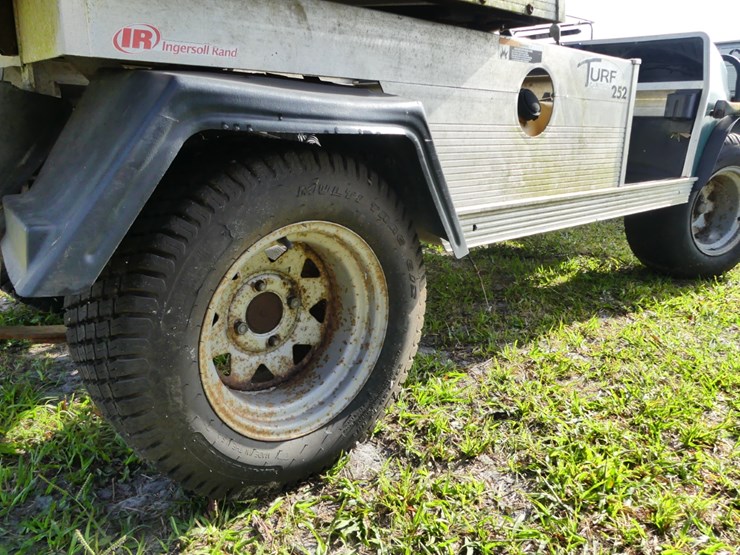 club-car-carryall-252-image-7