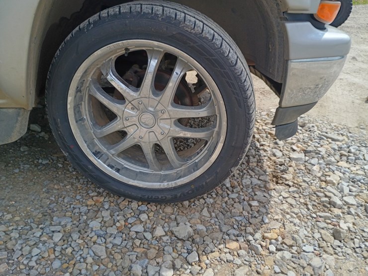 2005-chevrolet-suburban-image-82