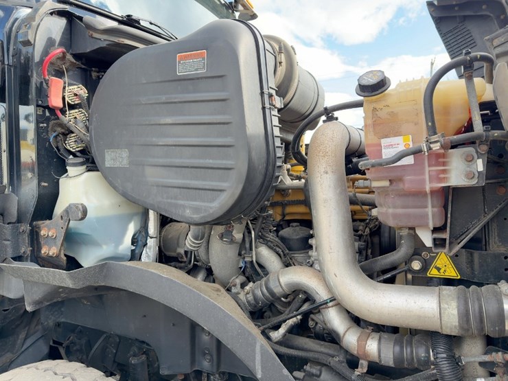 2015-caterpillar-ct660-image-12