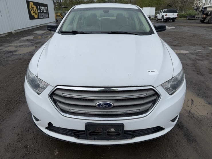 2014-ford-taurus-sedan-image-8