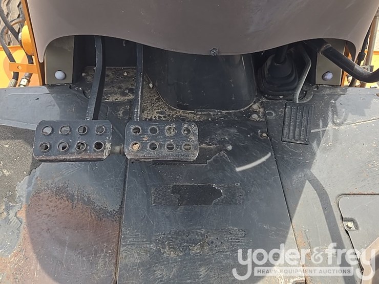 2004-case-580m-image-81