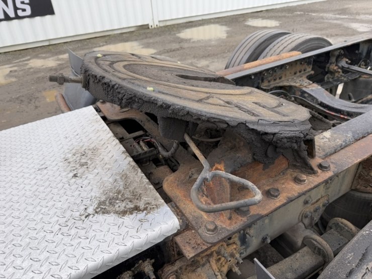 2013-mack-cxu613-tri-axle-truck-tractor-image-26