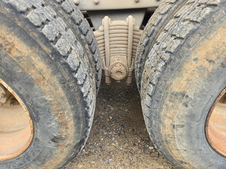 2001-mack-rd690s-image-94