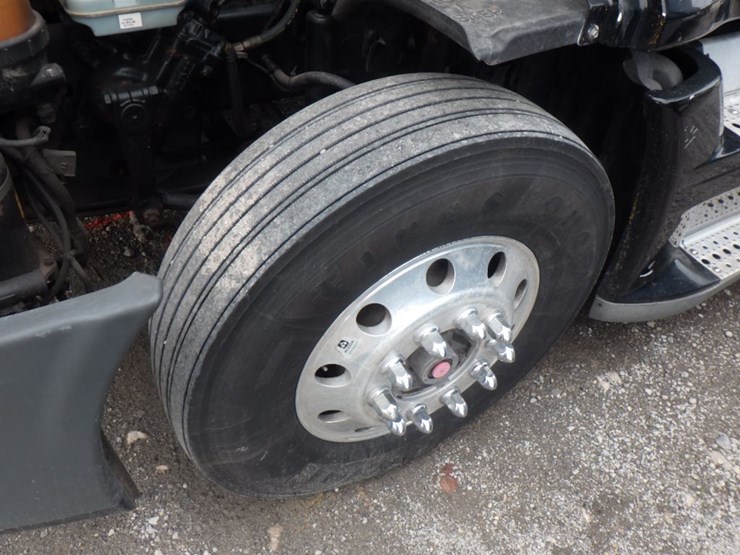 2011-freightliner-cascadia-125-image-21