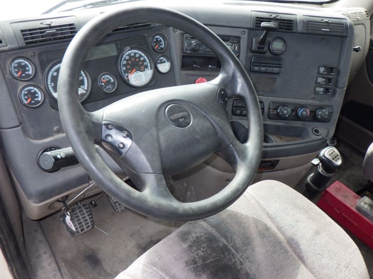 2017-freightliner-cascadia-125-image-15