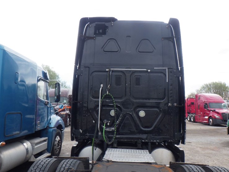 2011-freightliner-cascadia-125-image-10