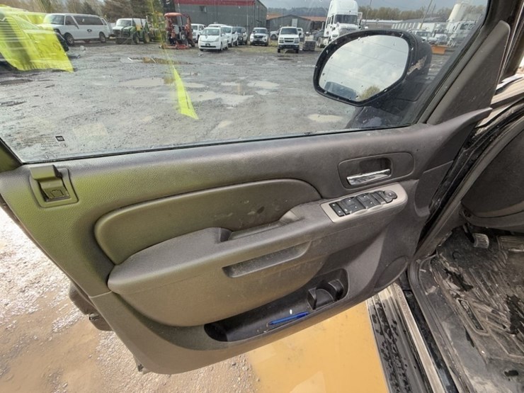 2014-chevrolet-tahoe-image-25