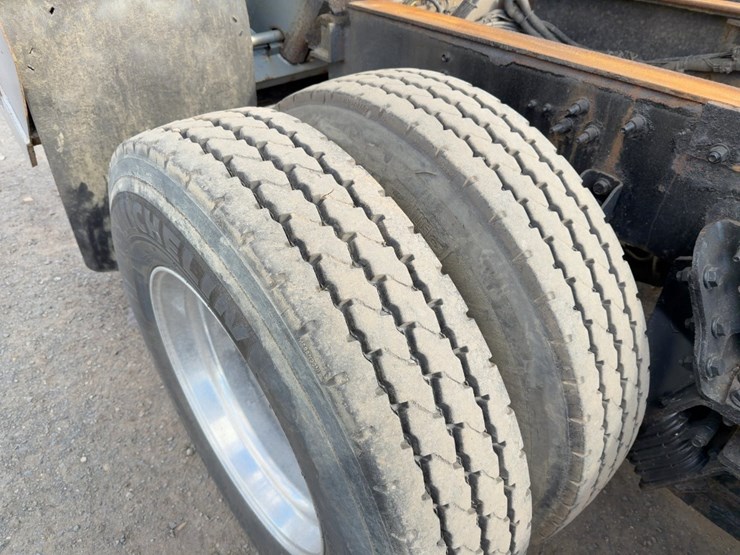 2015-caterpillar-ct660-image-28