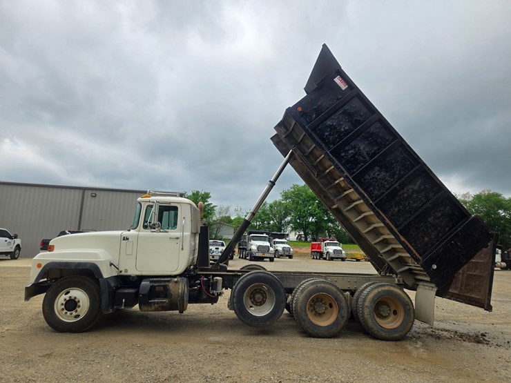 2001-mack-rd690s-image-28