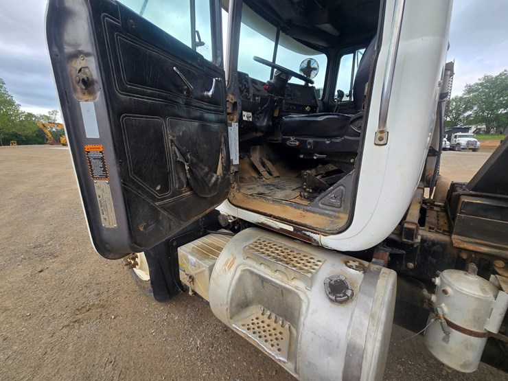 2001-mack-rd688s-image-66
