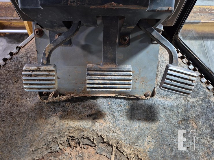 2009-caterpillar-120m-image-17