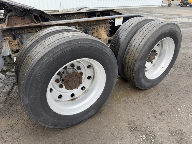 2013-mack-cxu613-tri-axle-truck-tractor-image-20