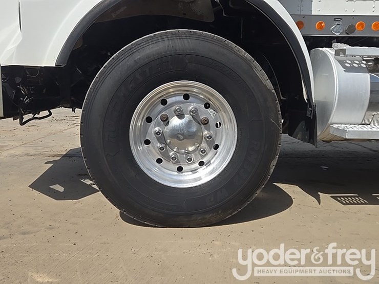 2014-kenworth-t880-image-10