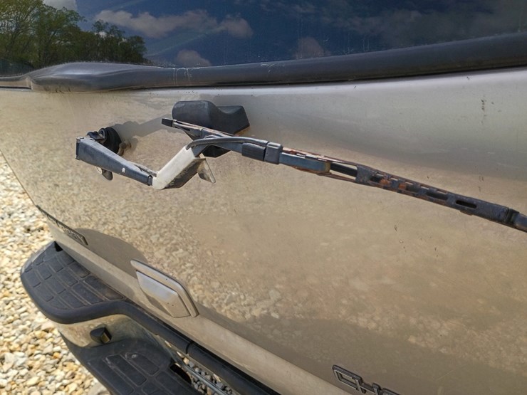 2005-chevrolet-suburban-image-98