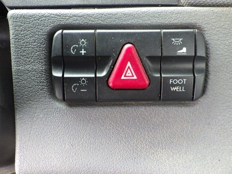 2012-freightliner-cascadia-125-image-47