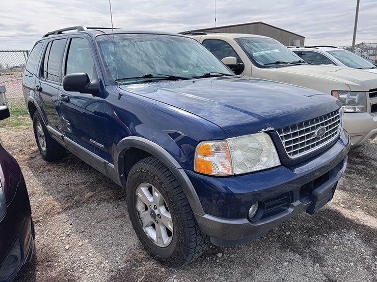 2004-ford-explorer-xlt-image-1