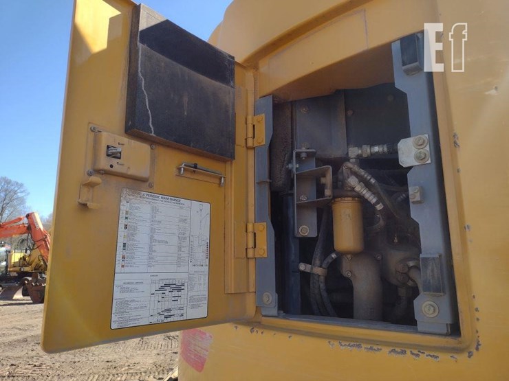 2014-deere-245g-lc-image-36