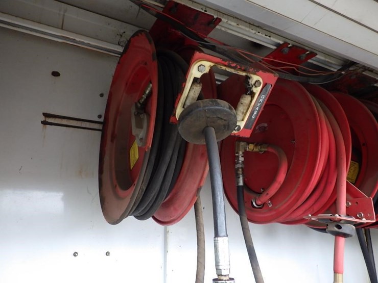 2005-peterbilt-pb330-22'-t/a-fuel-lube-truck-image-12