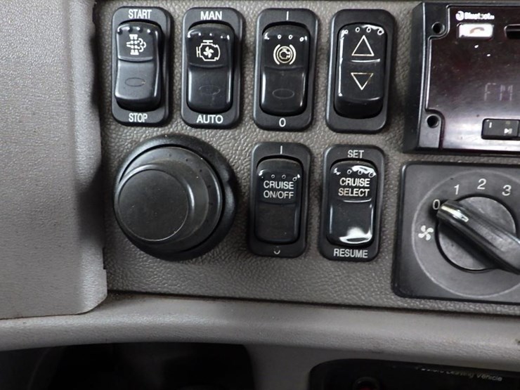 2016-peterbilt-3-axle-logging-truck-image-89