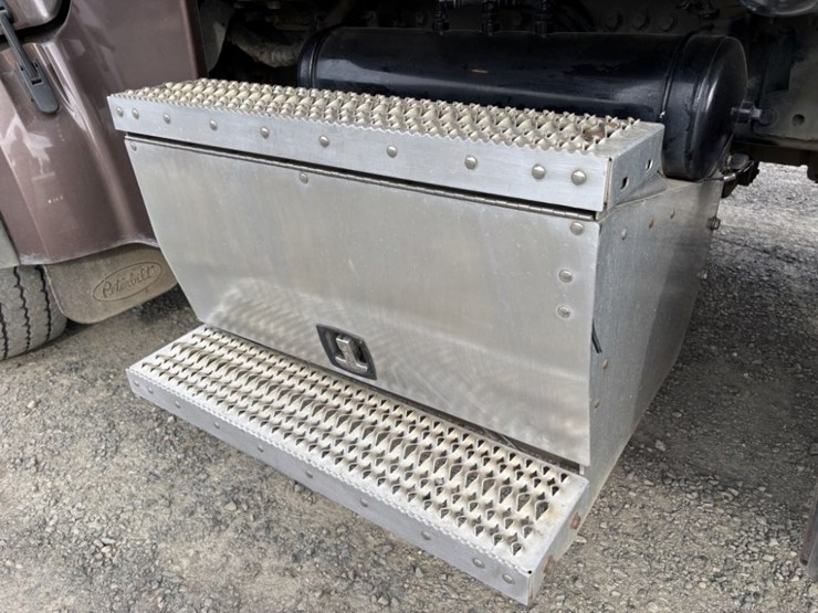 2022-peterbilt-567-image-23