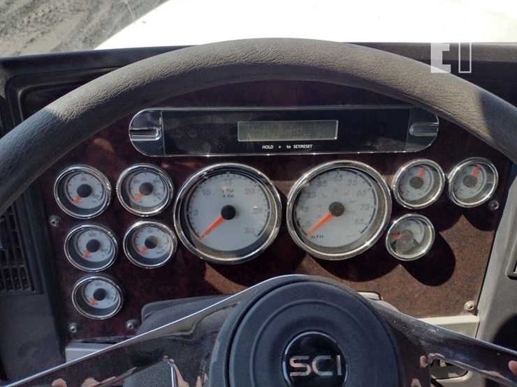 2012-freightliner-122sd-image-6