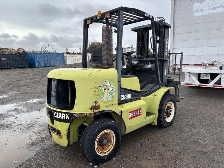 clark-cdp40-forklift-image-3