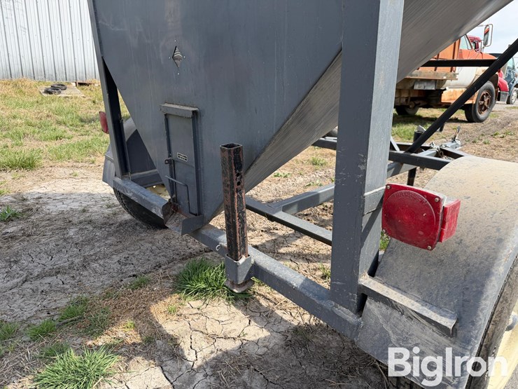 l-h-versa-tote-portable-feed-bin-image-9