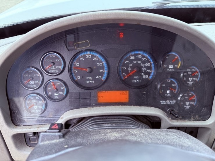 2013-international-7400-image-22