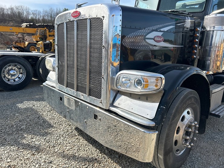 peterbilt-388-image-11