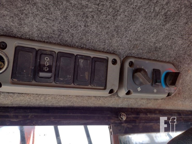 2009-bobcat-t320-image-10