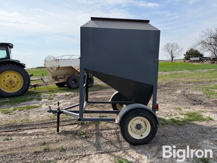 l-h-versa-tote-portable-feed-bin-image-4