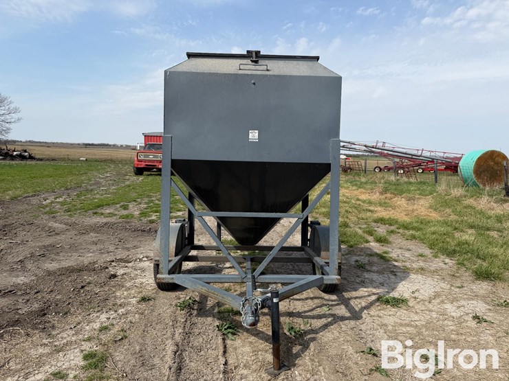 l-h-versa-tote-portable-feed-bin-image-2