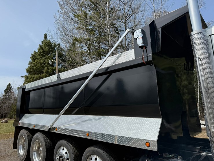 2015-peterbilt-579-image-48