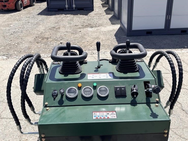 2026-zjg-zj-380-skid-steer-loader-image-10