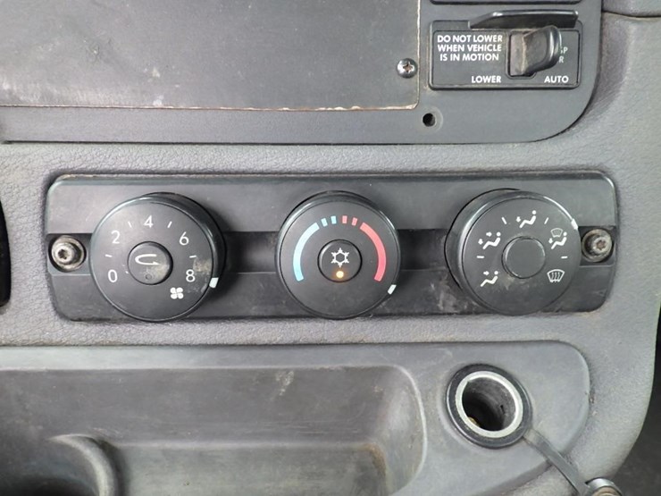 2012-freightliner-cascadia-125-image-95