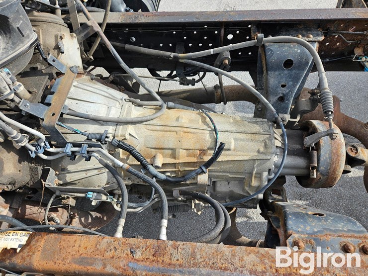 2015-isuzu-npr-image-18