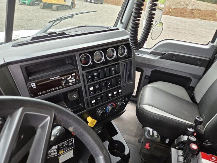 2020-mack-10yd.-t/a-dump-truck-image-10