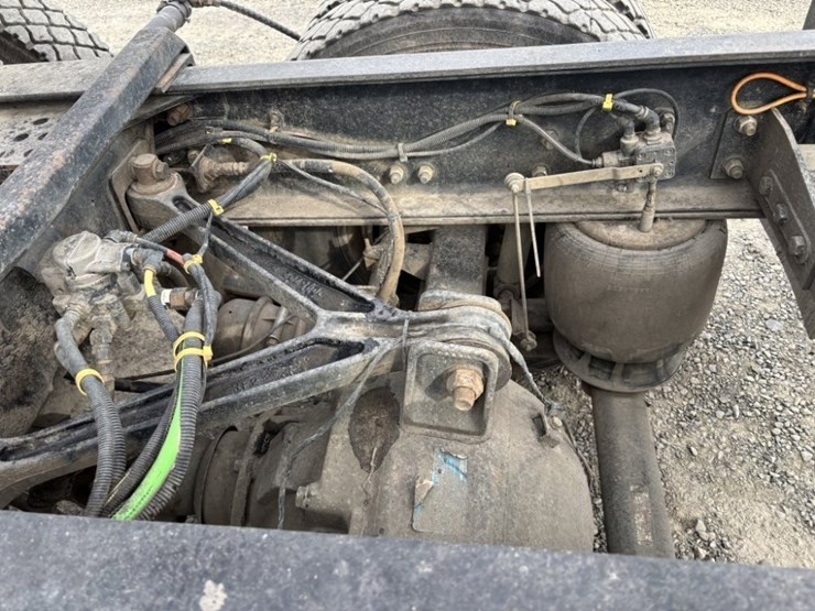 2022-peterbilt-567-image-28