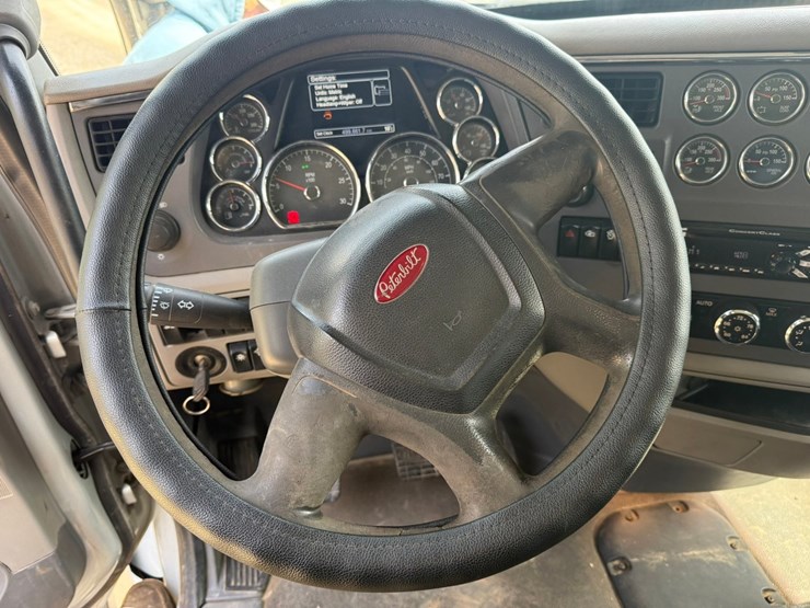 2015-peterbilt-579-image-65