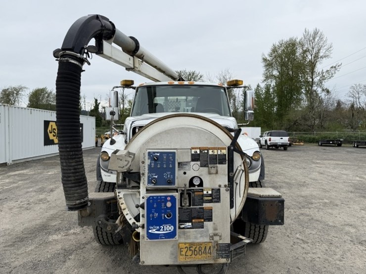 2012-international-7600-image-8