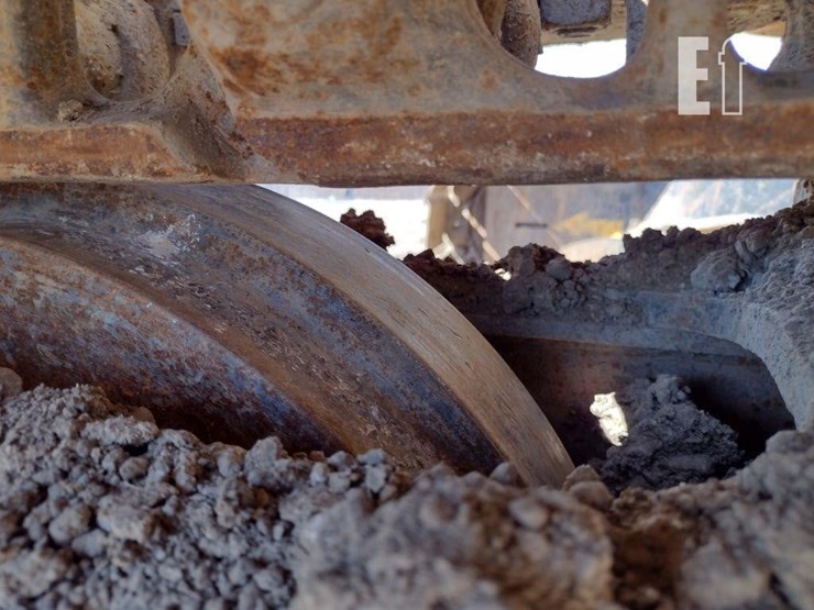 2014-deere-245g-lc-image-18