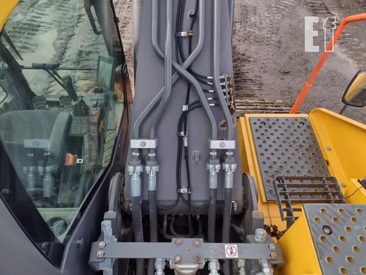 2020-volvo-ec220e-lr-image-47