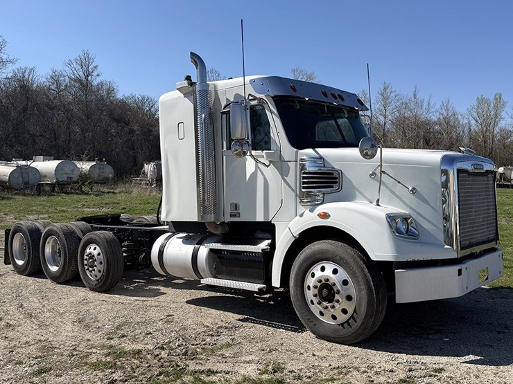 2020-freightliner-122sd-image-1
