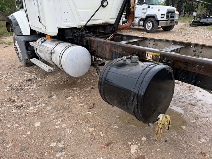 2009-mack-granite-gu713-image-12