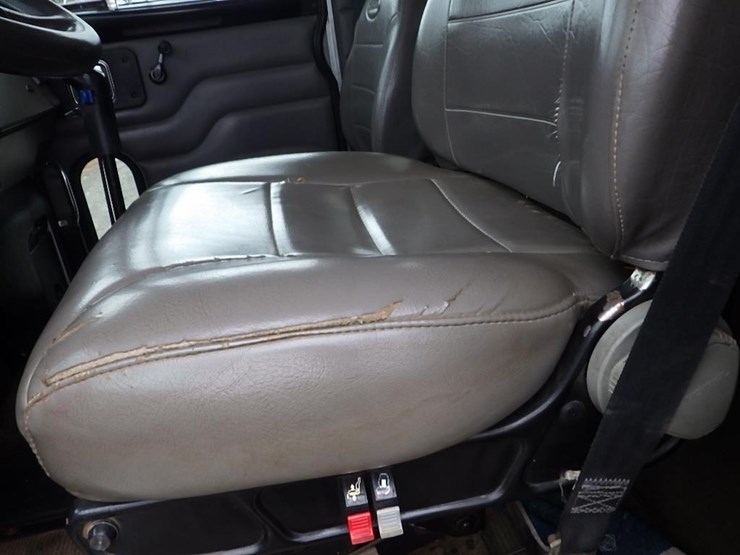 2005-peterbilt-pb330-22'-t/a-fuel-lube-truck-image-66