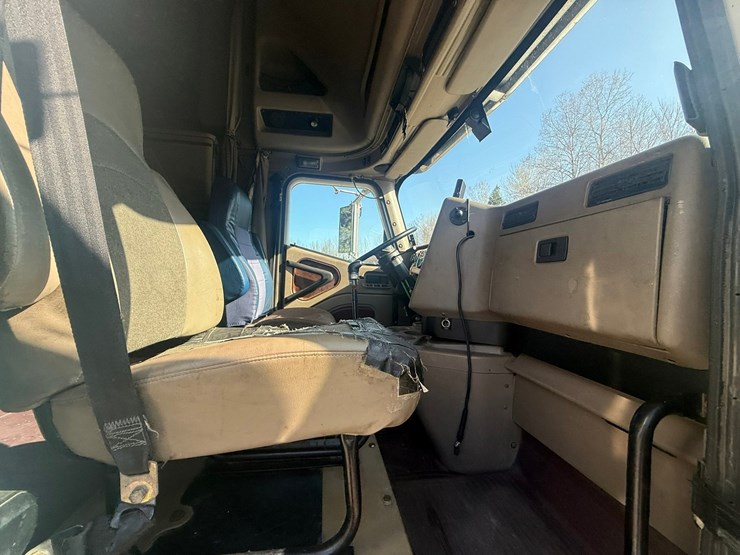 #1262-•-2004-international-9400i-6x4-sleeper-cab-truck-tractor-image-59