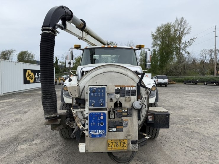 2012-international-7600-image-8