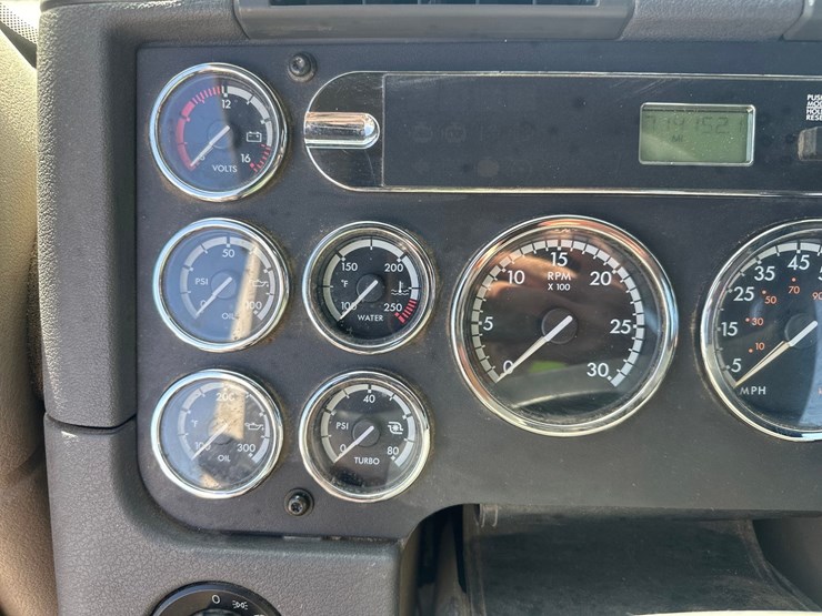 2014-massey-ferguson-8-image-32