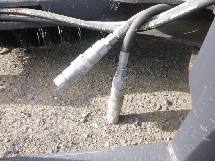 jct-72"-skid-steer-angle-broom-image-6